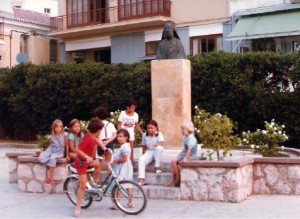 Blondie in Nauplion, with a group of children playing in the town square.